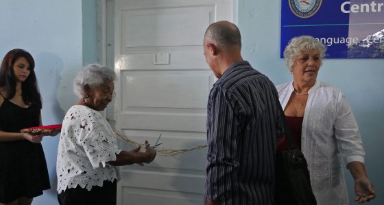 Lidia Esther Turner Martí inaugura Centro de Idiomas