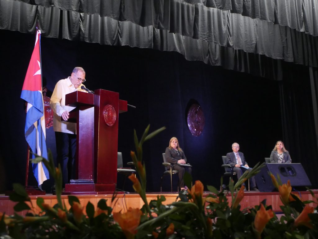 Dr. Lorgio Batard Martínez pronunció las palabras de elodio dedicadas al profesor Juan Lorenzo Ginori.