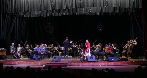 Haydée Milanés junto a la Orquesta Sinfónica de Villa Clara