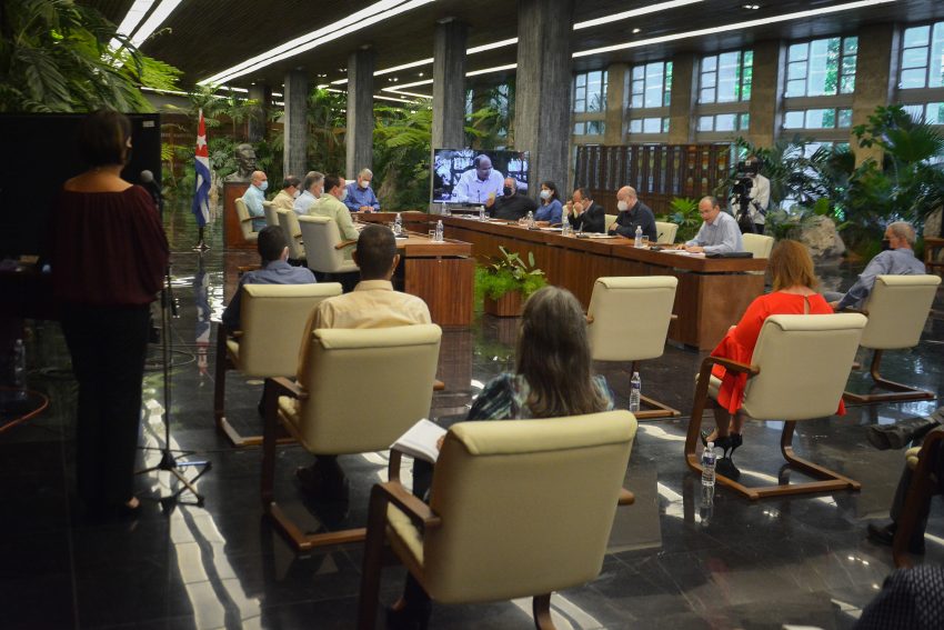 Presidente cubano e integrantes de su equipo de gobierno comparecen en cadena nacional