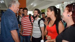 Reconoce Díaz-Canel a jóvenes que enfrentan la pandemia en Cuba