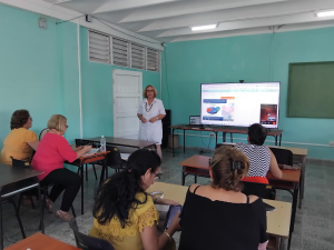 encuentro con egresados en la sala 2 de postgrado del Centro de Estudios de Educación
