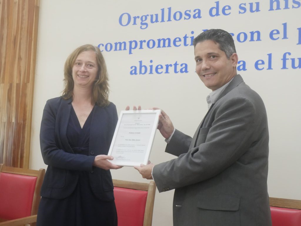 Confieren categoría de profesor invitado de la UCLV a Silke Jansen, catedrática alemana