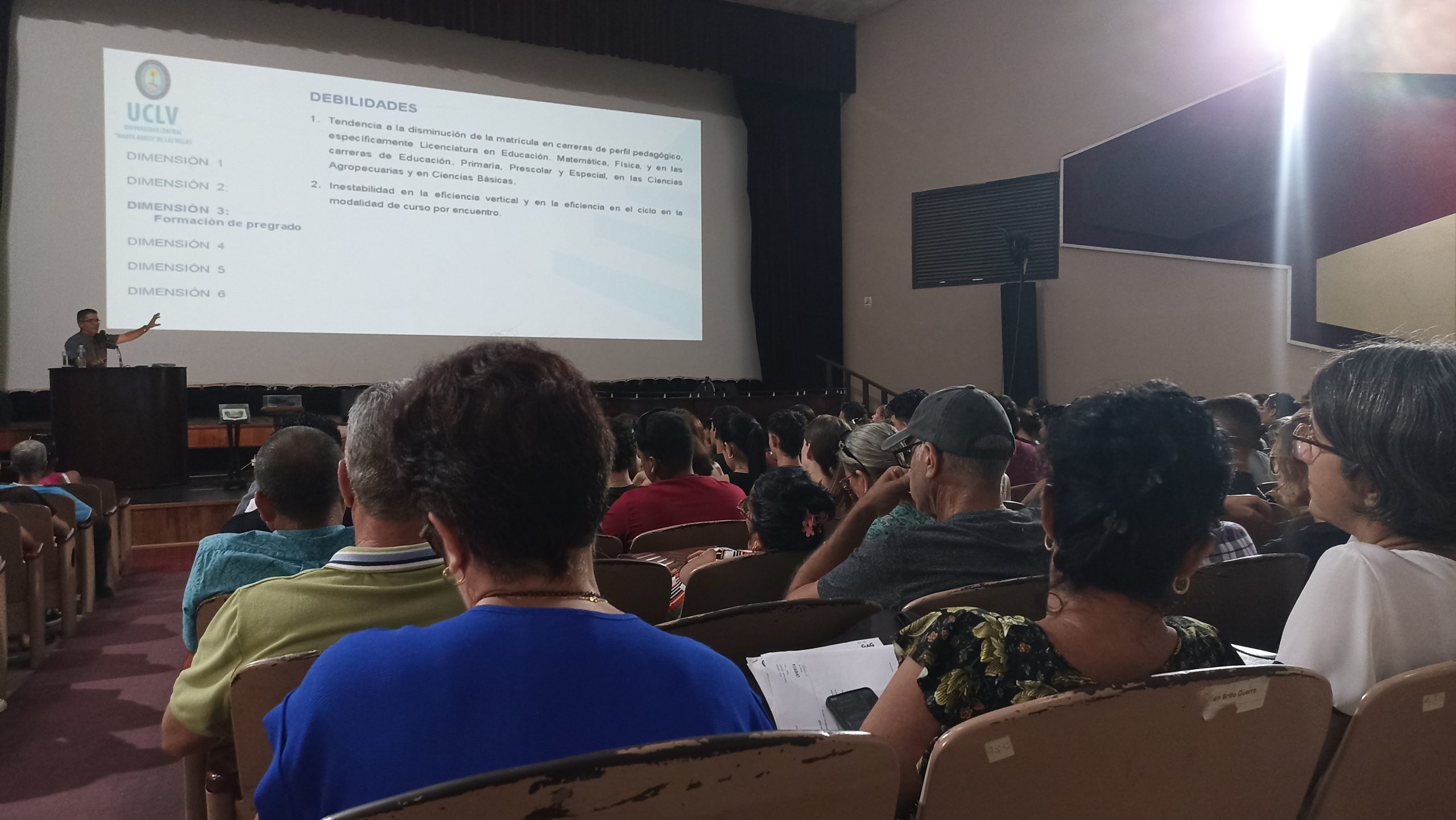 Estudiantes y profesores en el Teatro universitario.