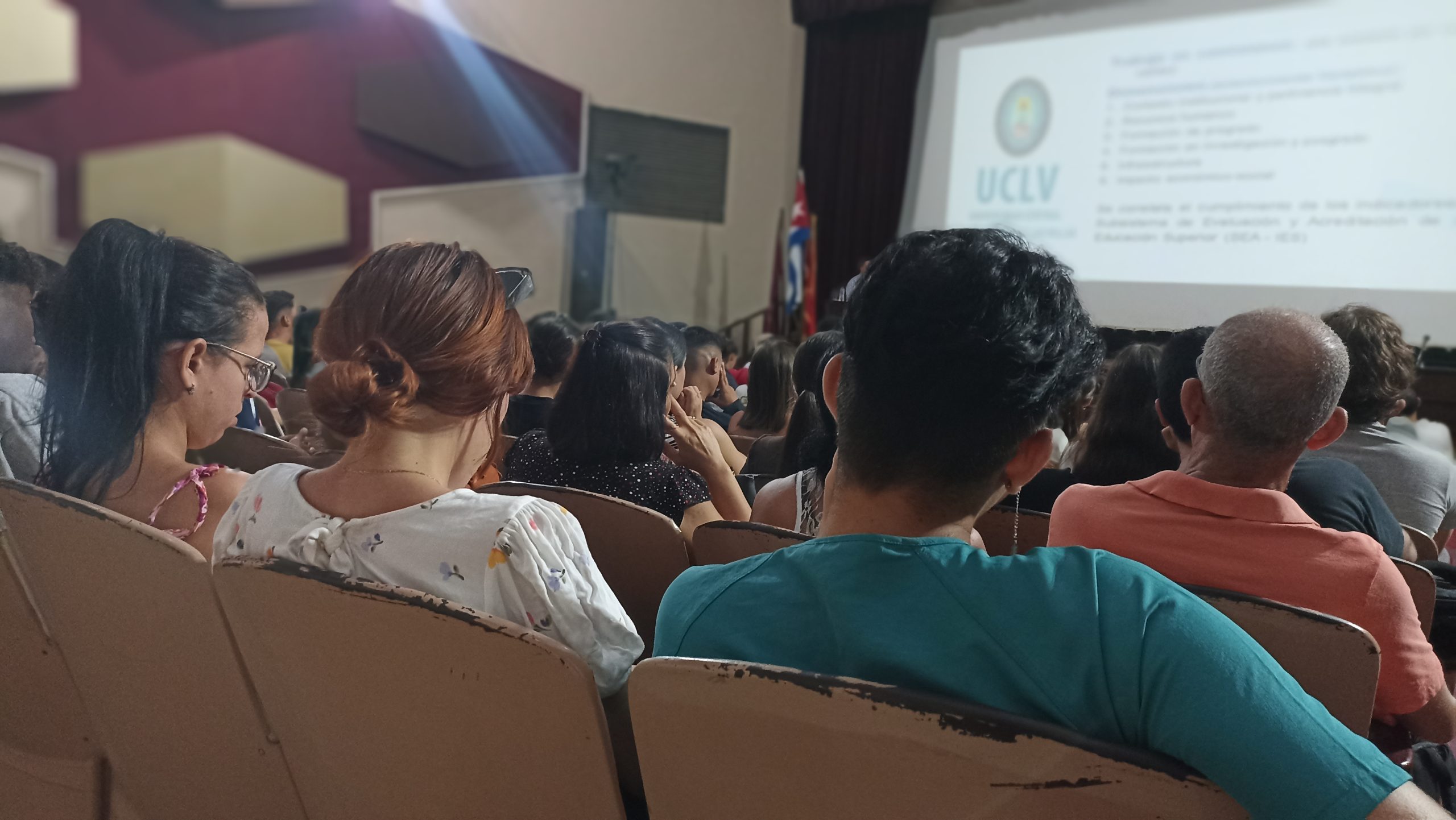 Estudiantes y profesores en el Teatro universitario.