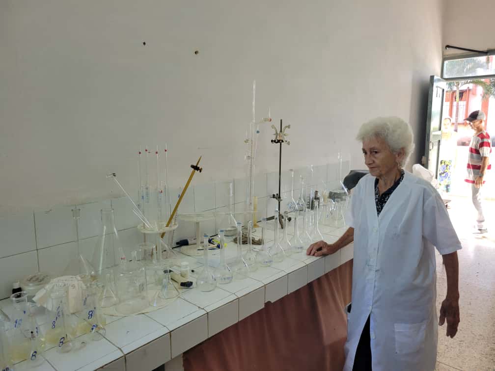 Técnica del CIAP se acerca a la meseta del laboratorio. 
