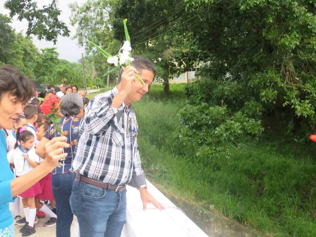 Pioneros, profesores y estudiantes de la UCLV lanzan flores en el río, como muestra de cariño y recordación por Camilo.