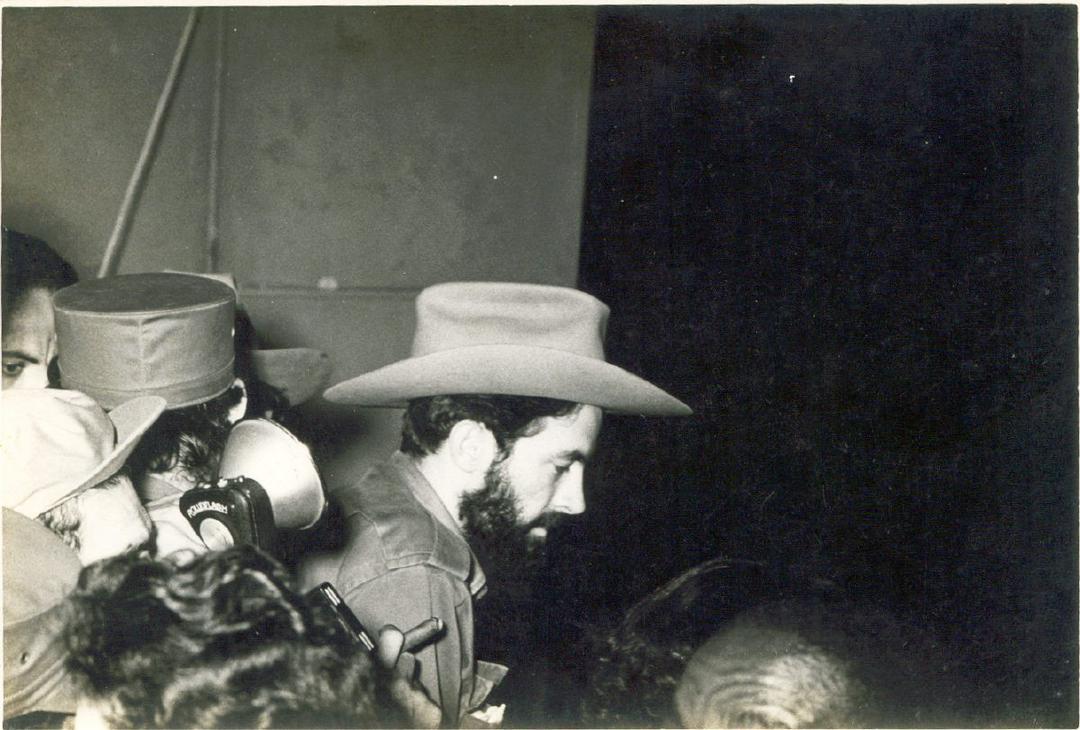 Camilo a su salida de la UCLV en la visita durante el baile de recaudación por la Reforma Agraria en mayo de 1959.