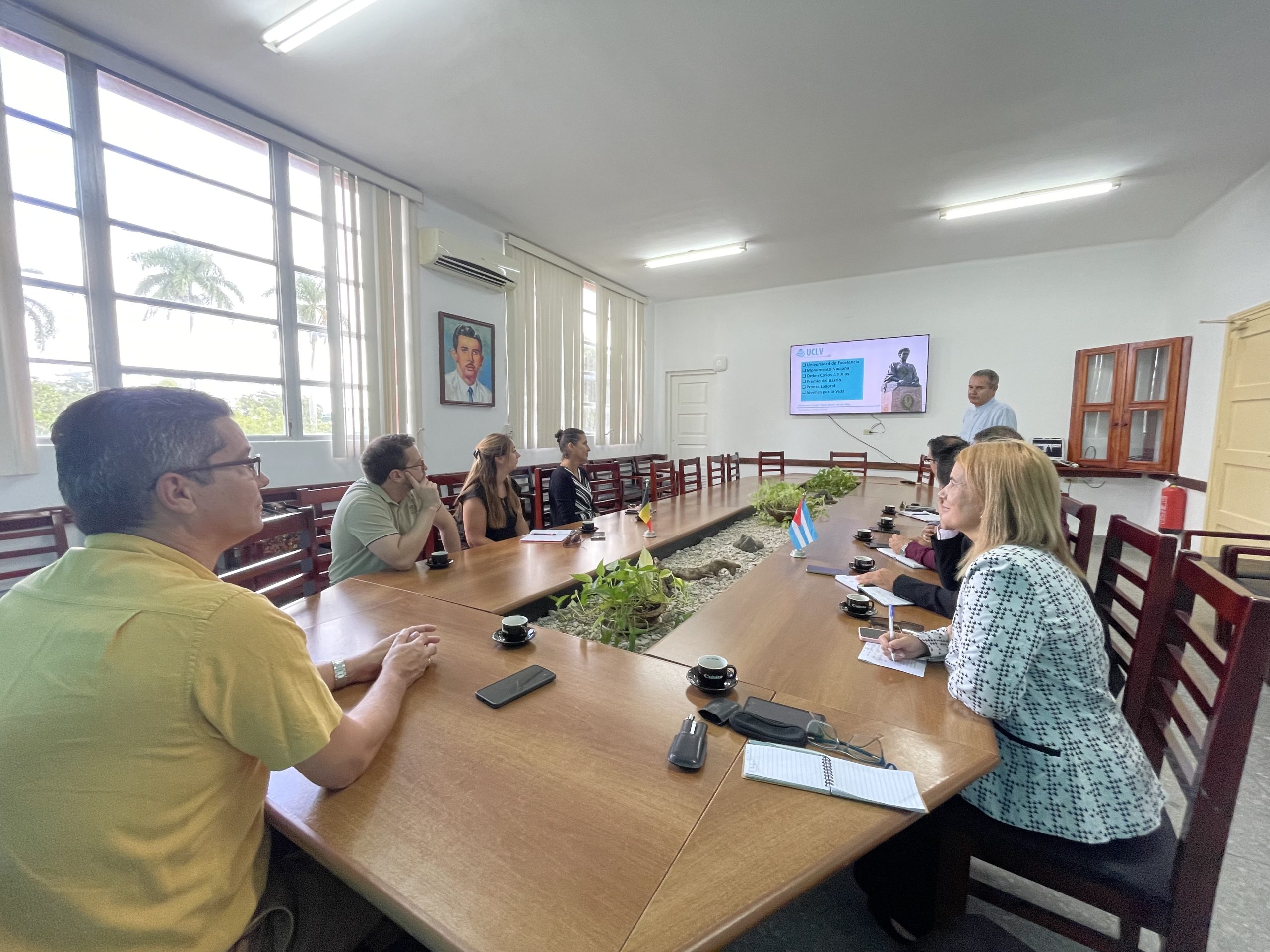 Visita delegación belga a la UCLV