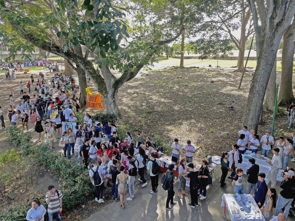 Una universidad que salta sus muros