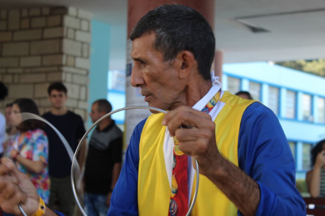 Imagen del mago Javier en una actividad de proyección social en la Universidad.