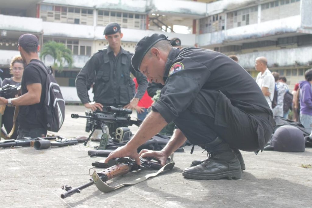 Ejercicios prácticos y demostrativos de armar y desarme del fusil AKM.