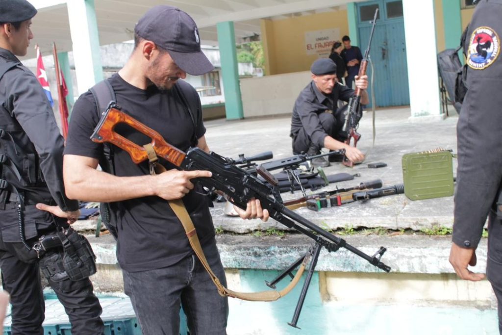 Ejercicios prácticos de armar y desarme del fusil AKM