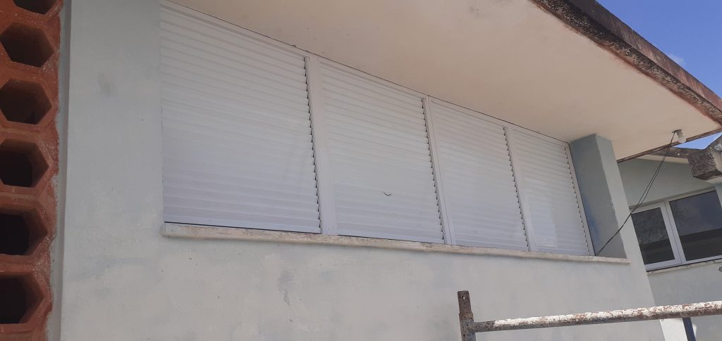 Restauración de la carpintería en áreas deportivas.