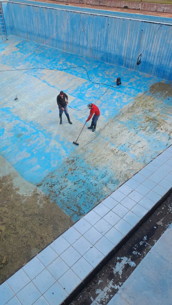 Limpieza y rehabilitación de la piscina central.