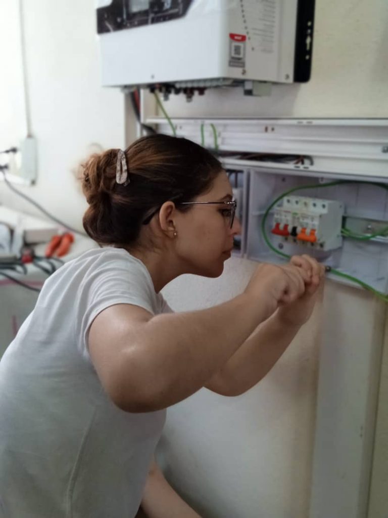 Estudiantes de la UCLV participan en la instalación eléctrica de un nuevo inversor Must 3kw en empresas del territorio