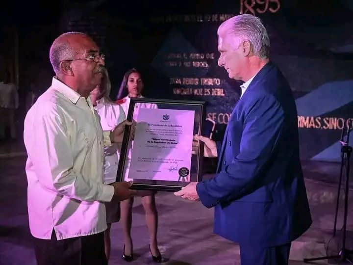 Fundora La Rosa recibió en diciembre pasado el título honorífico de Héroe del Trabajo de la República de Cuba, en honor a su labor educativa y de dirección inspirada en el ejemplo de Fidel.