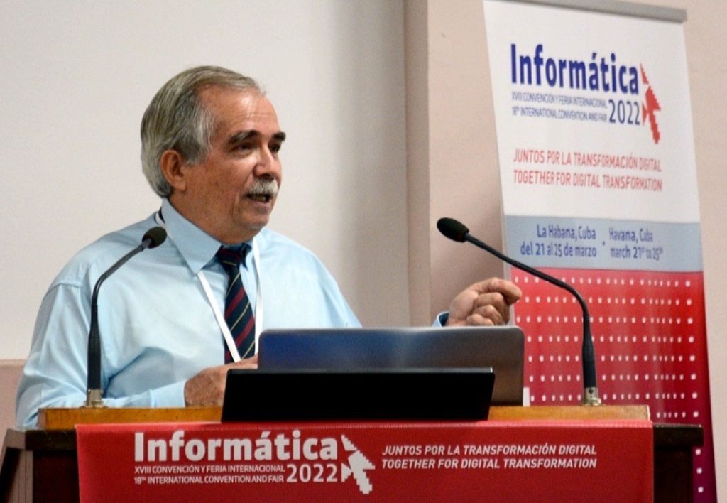 El Dr. C. Rafael Bello Pérez imparte una conferencia durante las sesiones del evento Informática 2022, realizado en el Palacio de las Convenciones de La Habana. Foto: tomada de la Agencia Cubana de Noticias.