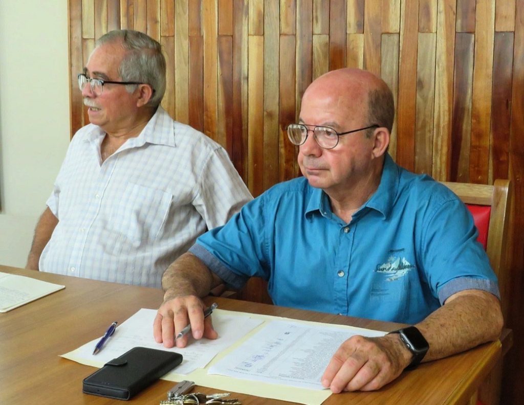 El profesor Rafael Bello (izquierda) preside la sesión del Consejo Científico de la UCLV, en la que se debatió acerca de la normativa que impulsa la Universidad para el uso ordenado de la IA. Foto: Dennis Malvina Valdés Águila.